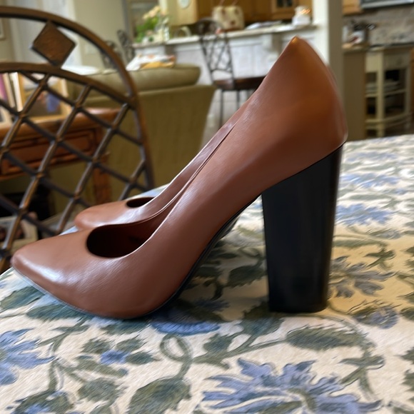 Brooks Brothers Saddle Tan Point Toe Chunky Women’s Heels Size 10 - Picture 2 of 11